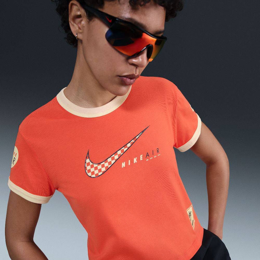 NIKE NSW WOMENS CLUB MOTO SS TEE