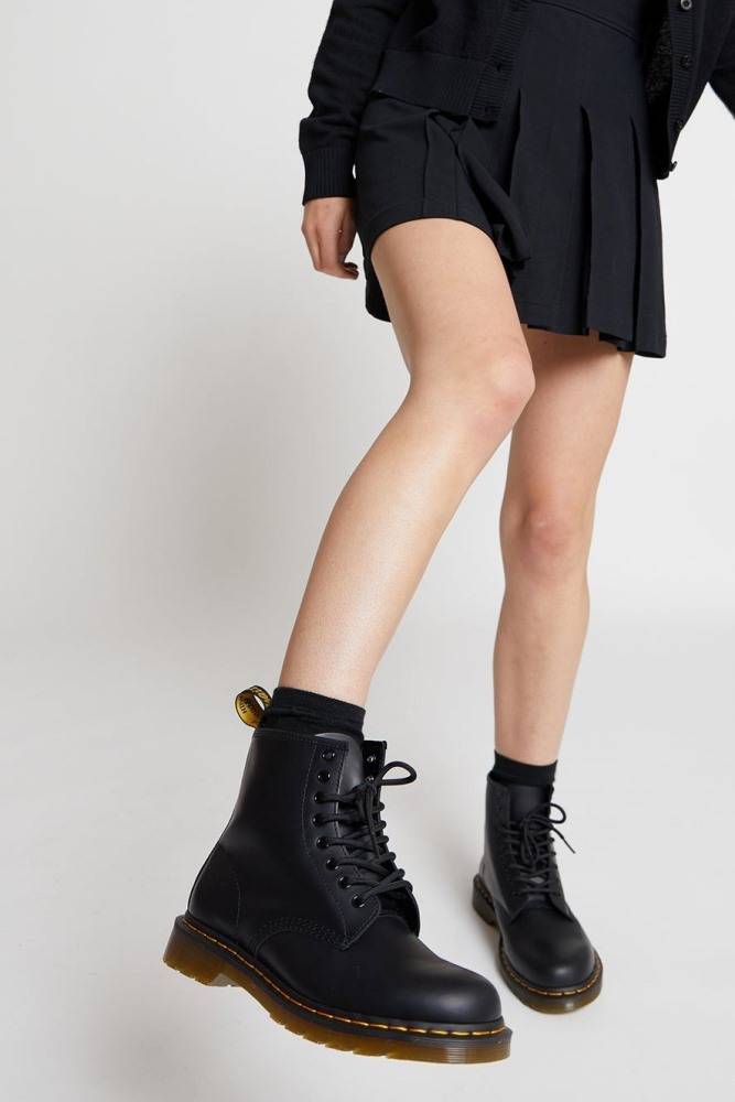 DR. MARTENS SMOOTH LEATHER LACE UP BOOTS