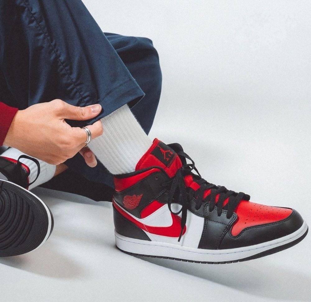 NIKE AIR JORDAN 1 MID