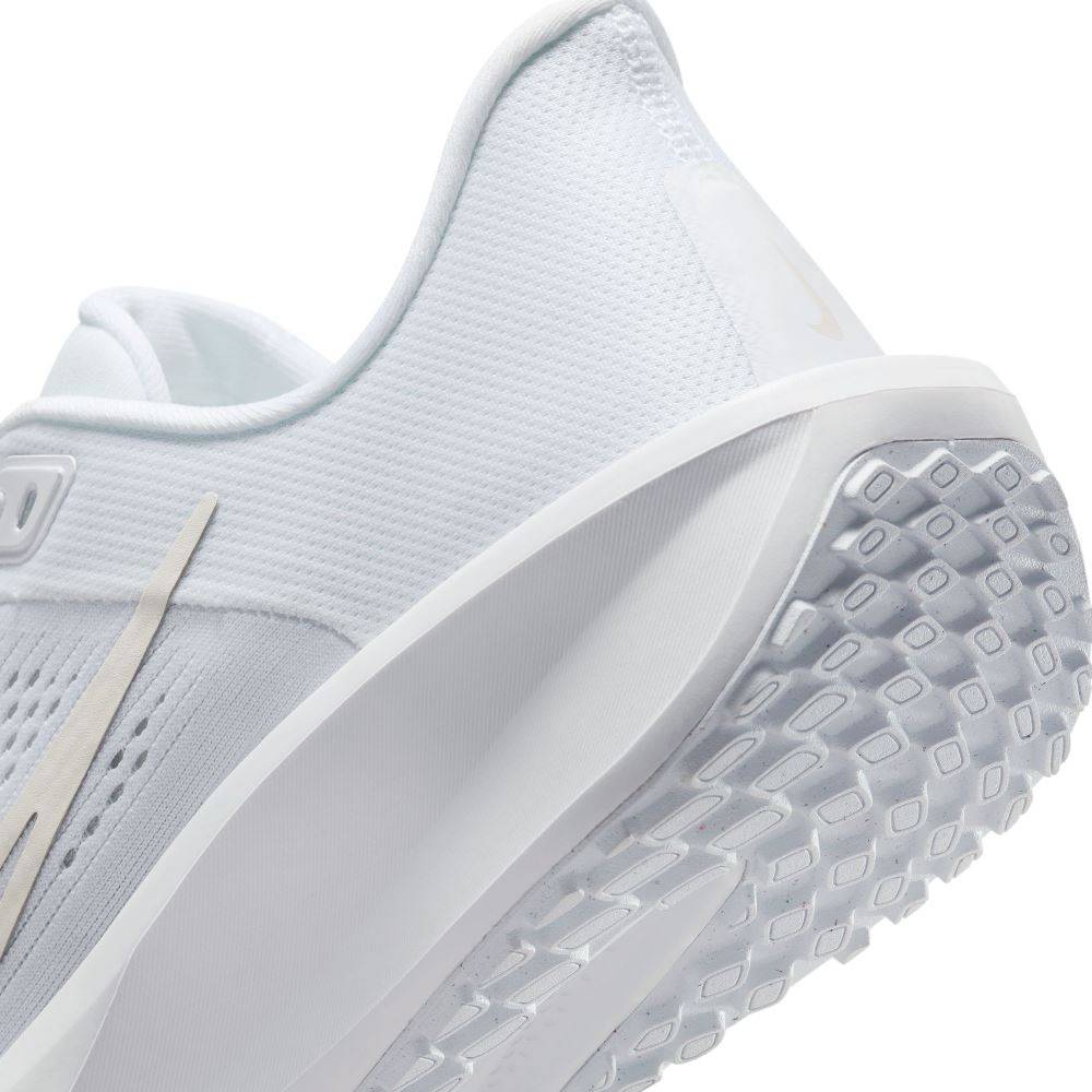 NIKE WOMENS QUEST 6
