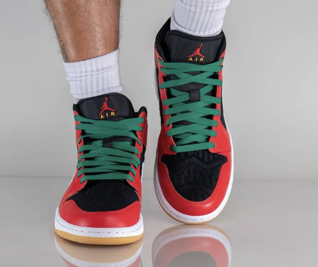 NIKE AIR JORDAN 1 MID
